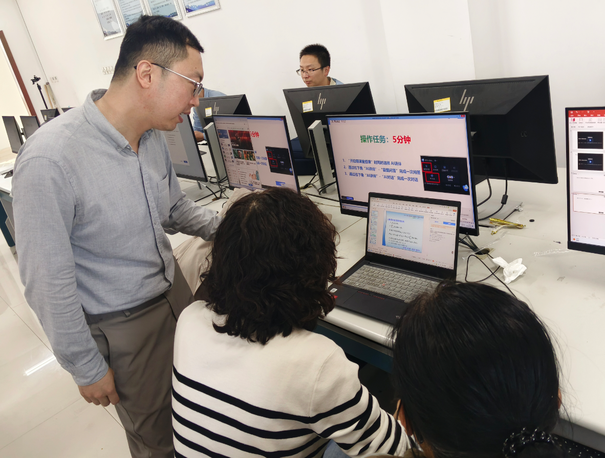 数学与统计学院举办“师-生-AI三元协同课堂新模式”专题培训-数学与统计学院